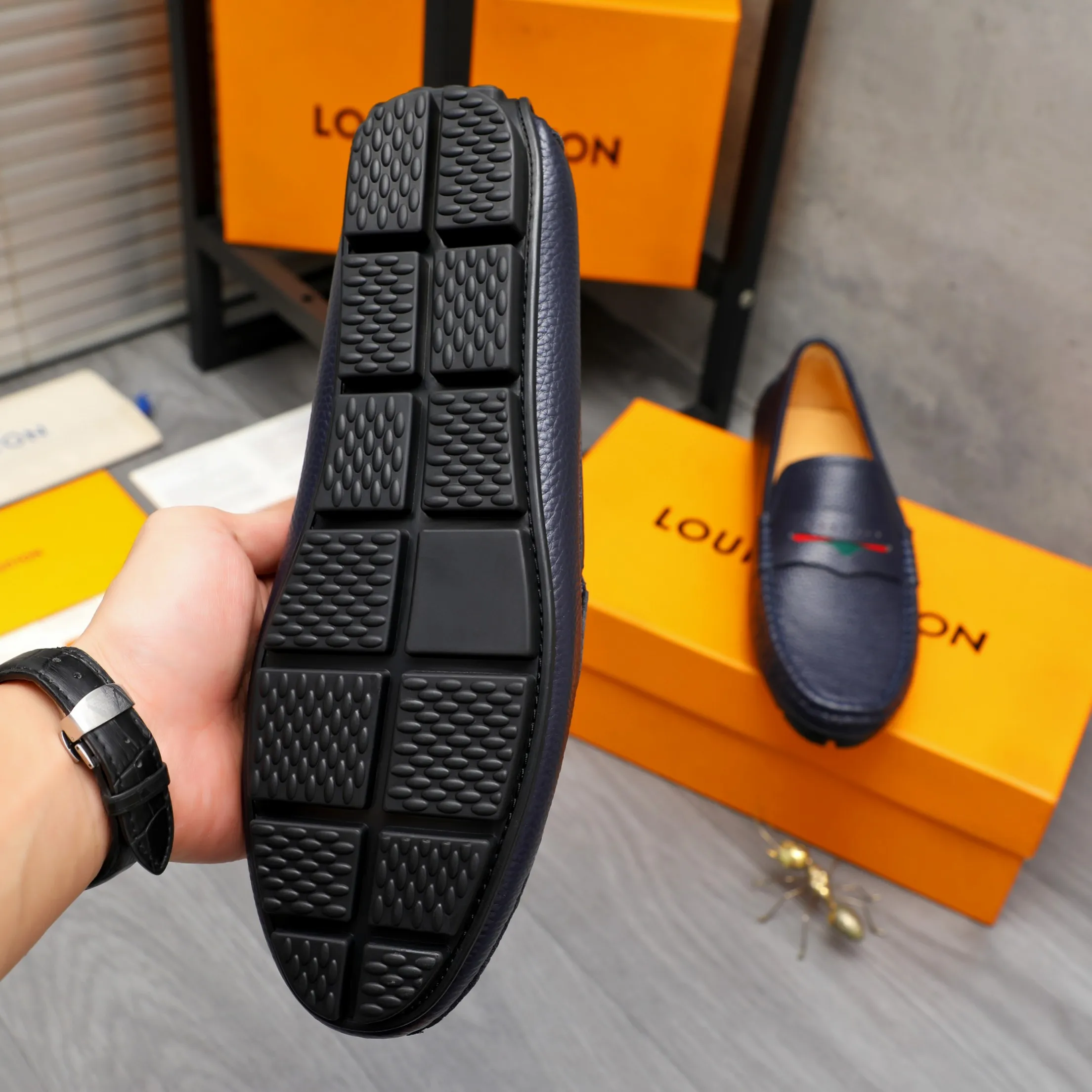 Men's shoes 💰360 Product trademark: LV "Louis Vuitton" casual slip-on men's shoes Regular size: 38-45 Product material: Selected pebbled cowhide upper, pigskin lining, rubber outsole